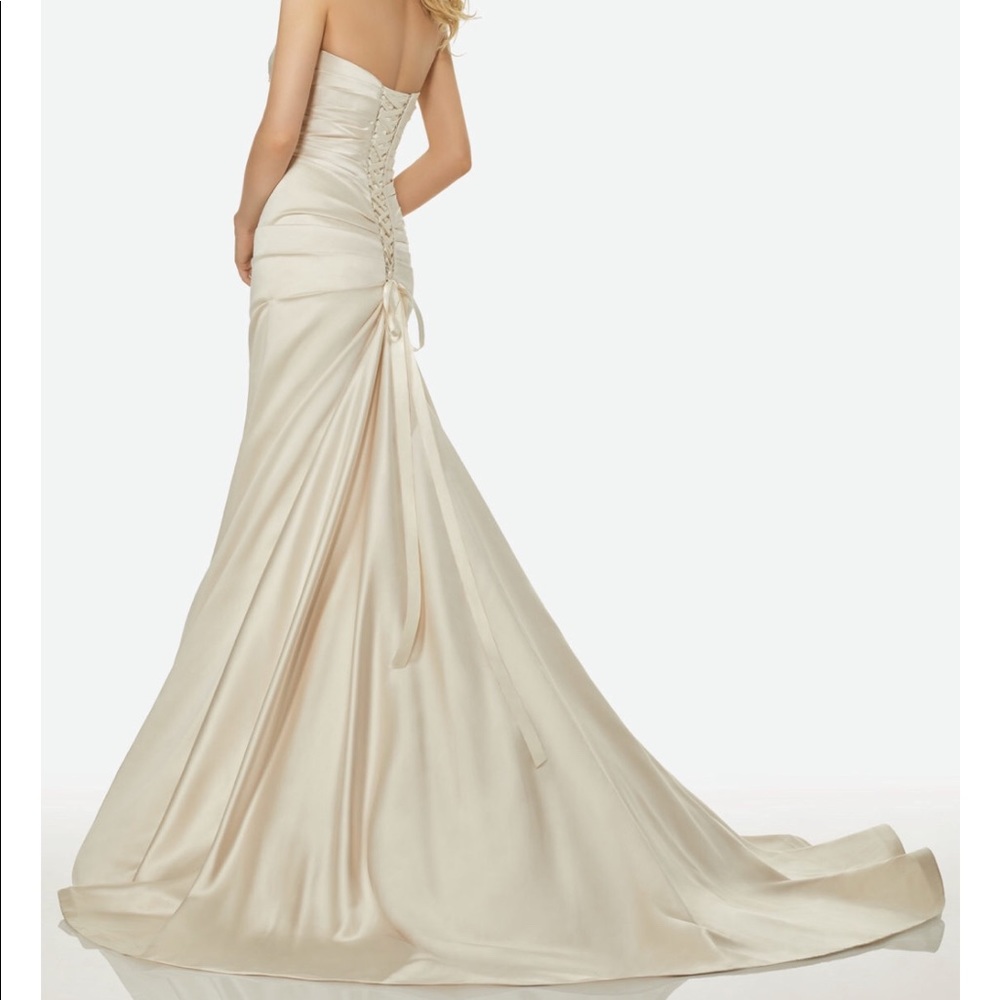 SHOWSTOPPER!! Originally size 12 has been tailored to fit size 10.